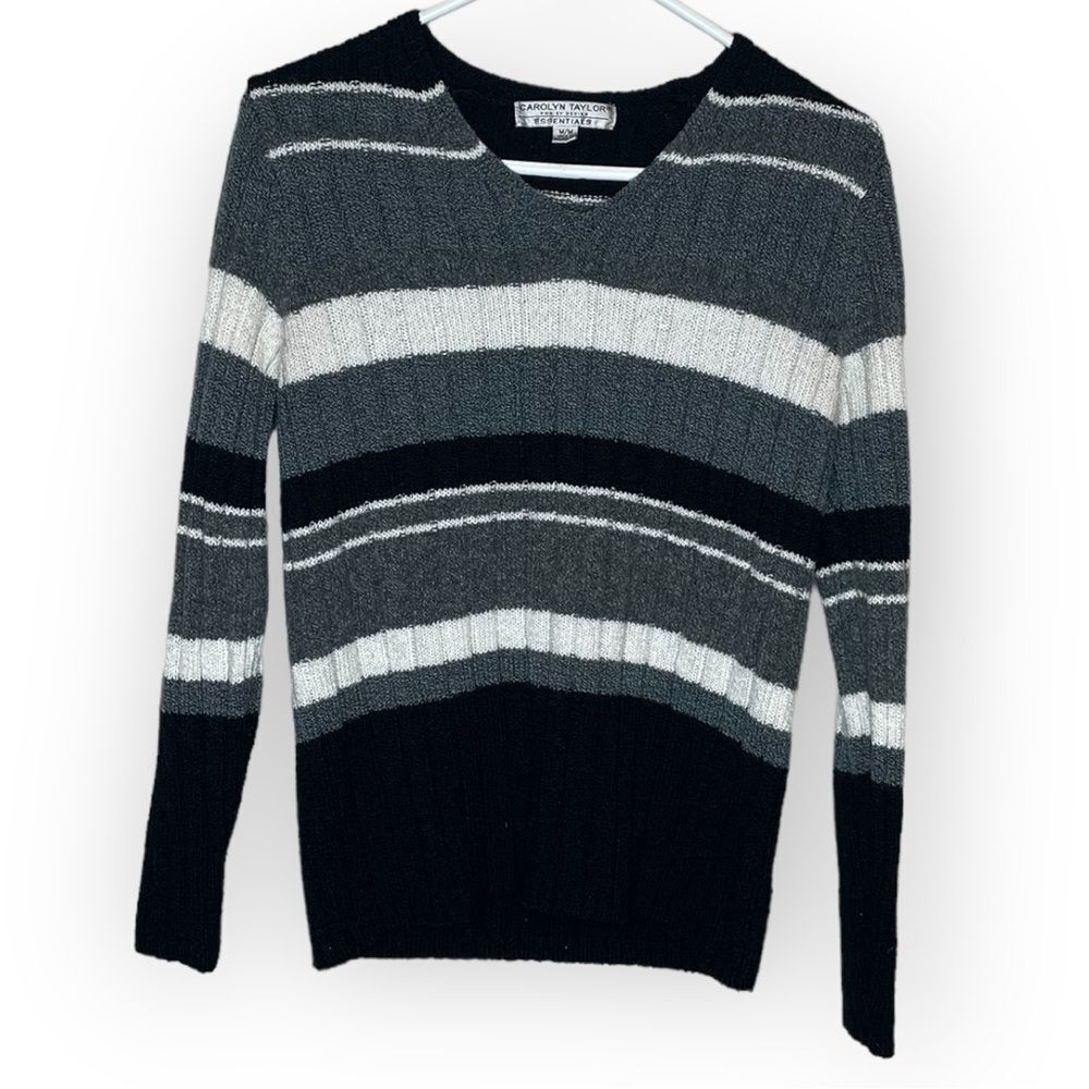 Carolyn Taylor Essentials Sweater size Medium